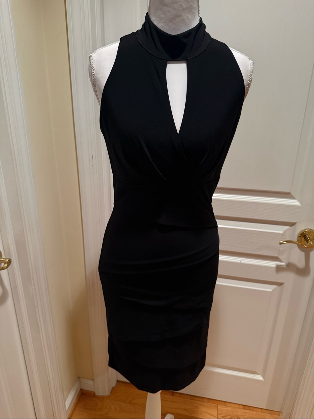 WHBM instantly Slimming Black Sleeveless Mini Dress with Keyhole Neck, Zipper - Picture 6 of 14